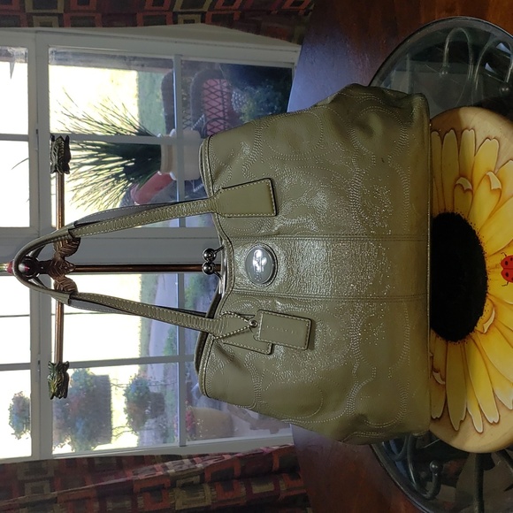 Coach Handbags - 💘🖤💘 VINTAGE COACH F15658L STITCHED PATENT LEATHER KISSLOCK FRAME SATCHEL BAG